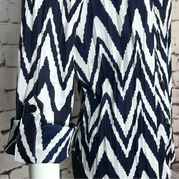 CHICO’S Navy & White Chevron crinkle coverup shirt Medium blouse Chico’s Size 1 - Picture 9 of 13
